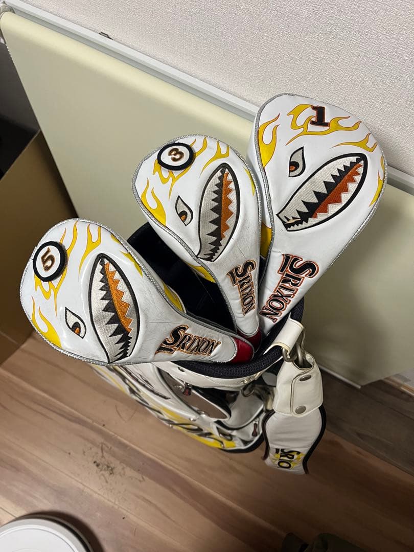 スリクソンキャディバック　ガオモンスター　ヘッドカバー、アイアンカバー、フード付