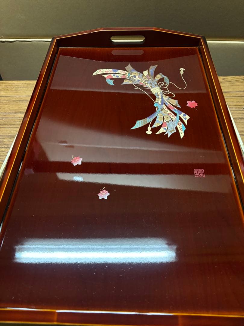 新品 花模様の漆器 お盆 深い赤色 持ち手付き 長手盆 金粉