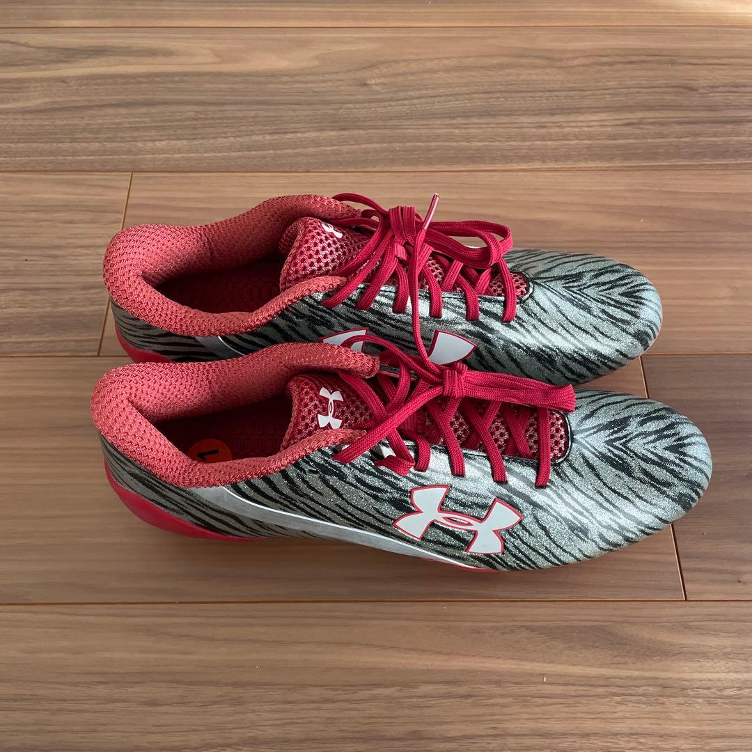 Under Armour スパイク シルバー/レッド