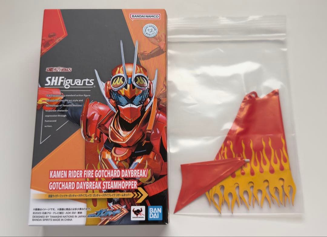 フィギュアーツ ファイヤーガッチャードデイブレイク、ワイヤー入りマント/マフラー