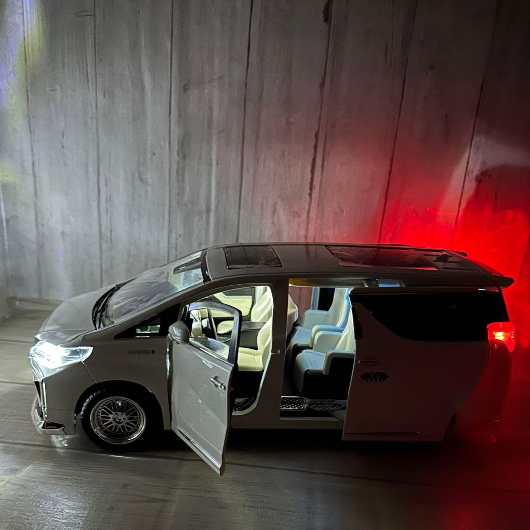 1/18 トヨタ アルファード ホワイト 電動ドア付き　ダイキャスト　ミニカー