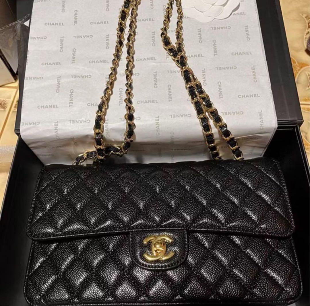 ブラックのキルティングレザーショルダーバッグ