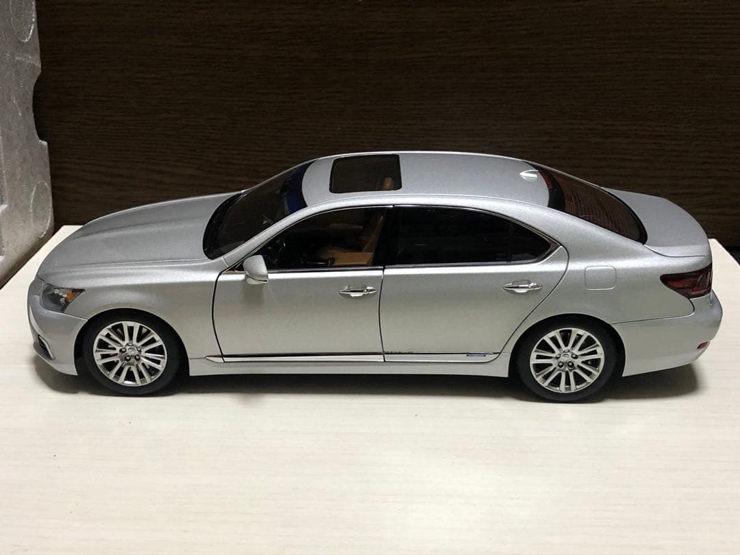 現状品 オートアート 1/18 レクサス LS600hL ソニックシルバー