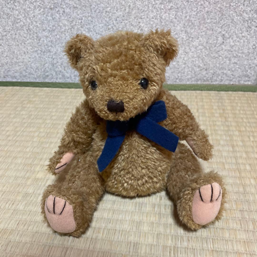 茶色のリボン付きぬいぐるみ