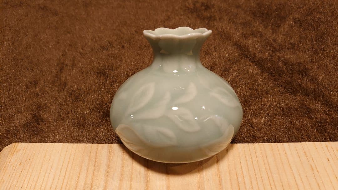青磁　李朝青磁　陽刻　小壺　花入　蔵出し　１客