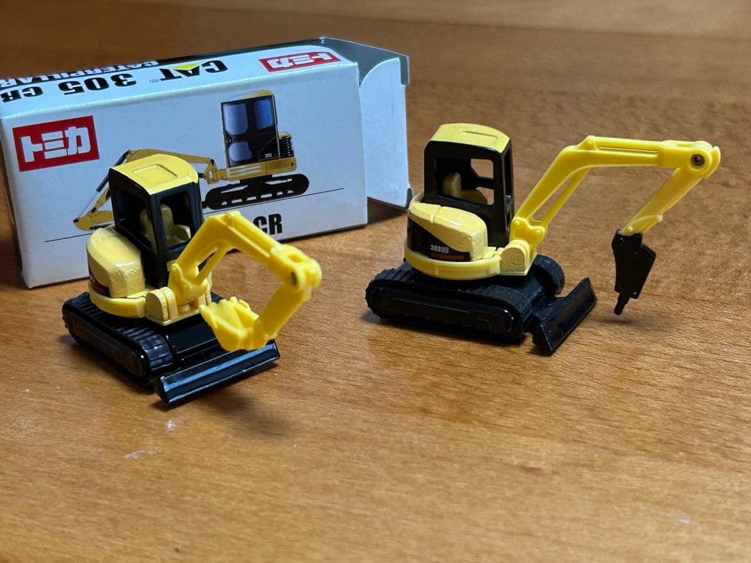 トミカ　CAT303CR、CAT305CR