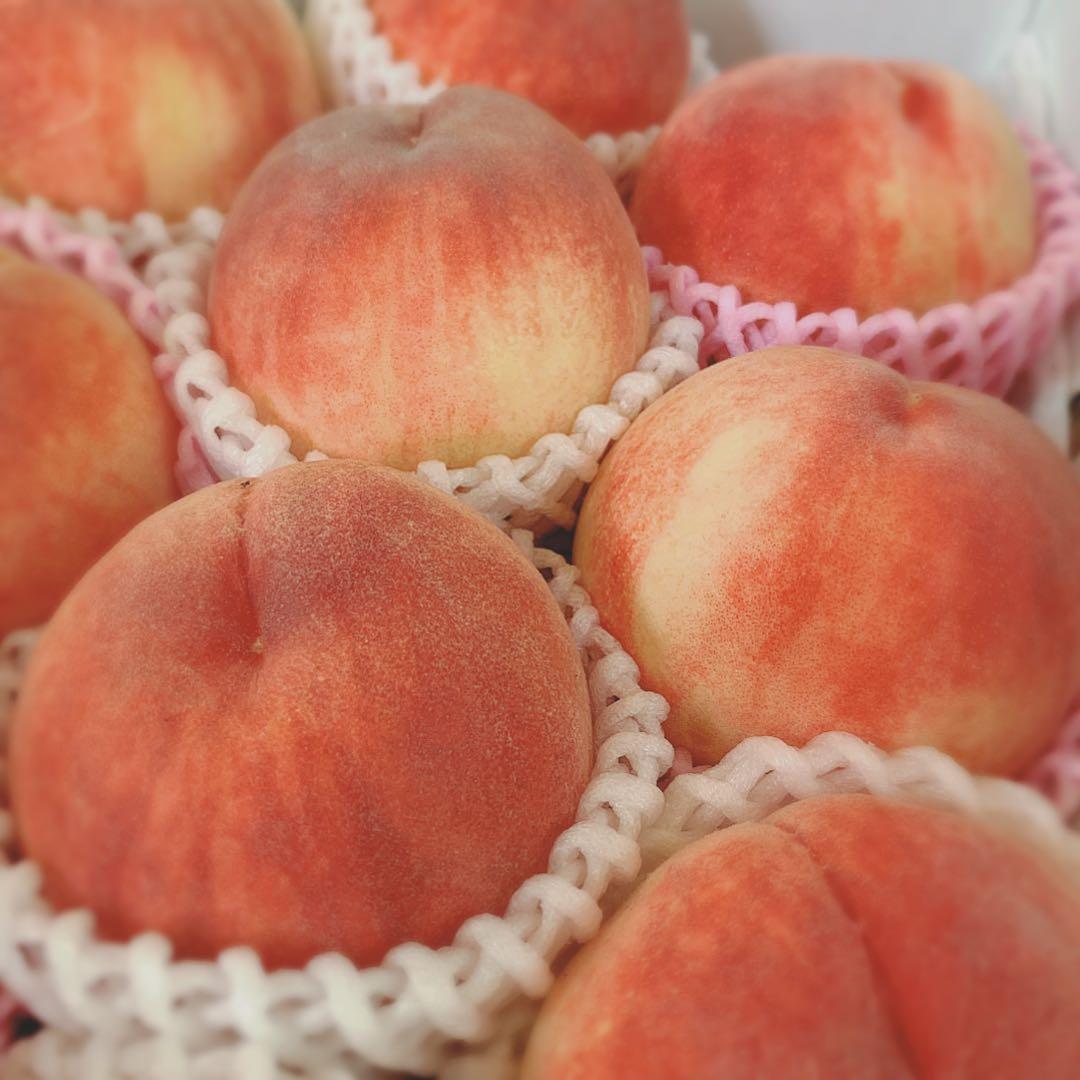 よっしー　山梨一宮産の山路で獲れた美味しい桃　特大2キロ箱に6個⭐︎