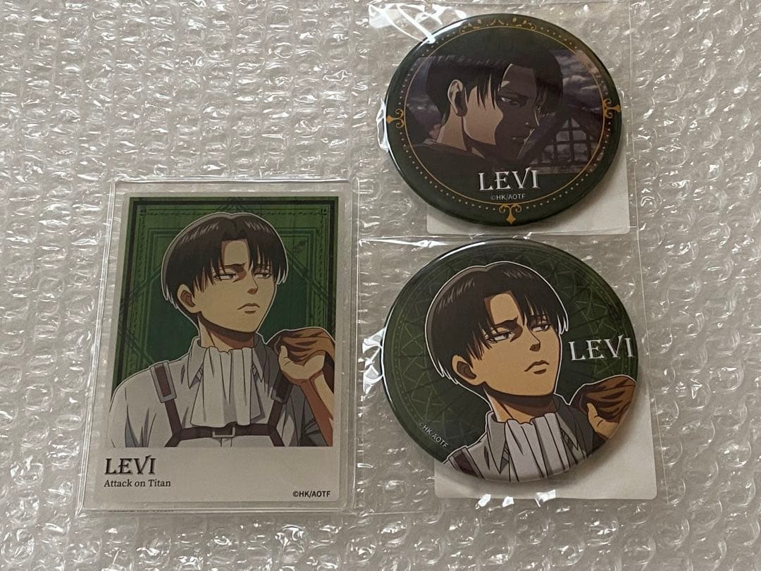 進撃の巨人　dmmスクラッチ　アクリルカード　缶バッジ　リヴァイ