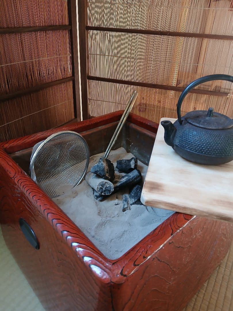赤い木製火鉢と付属品