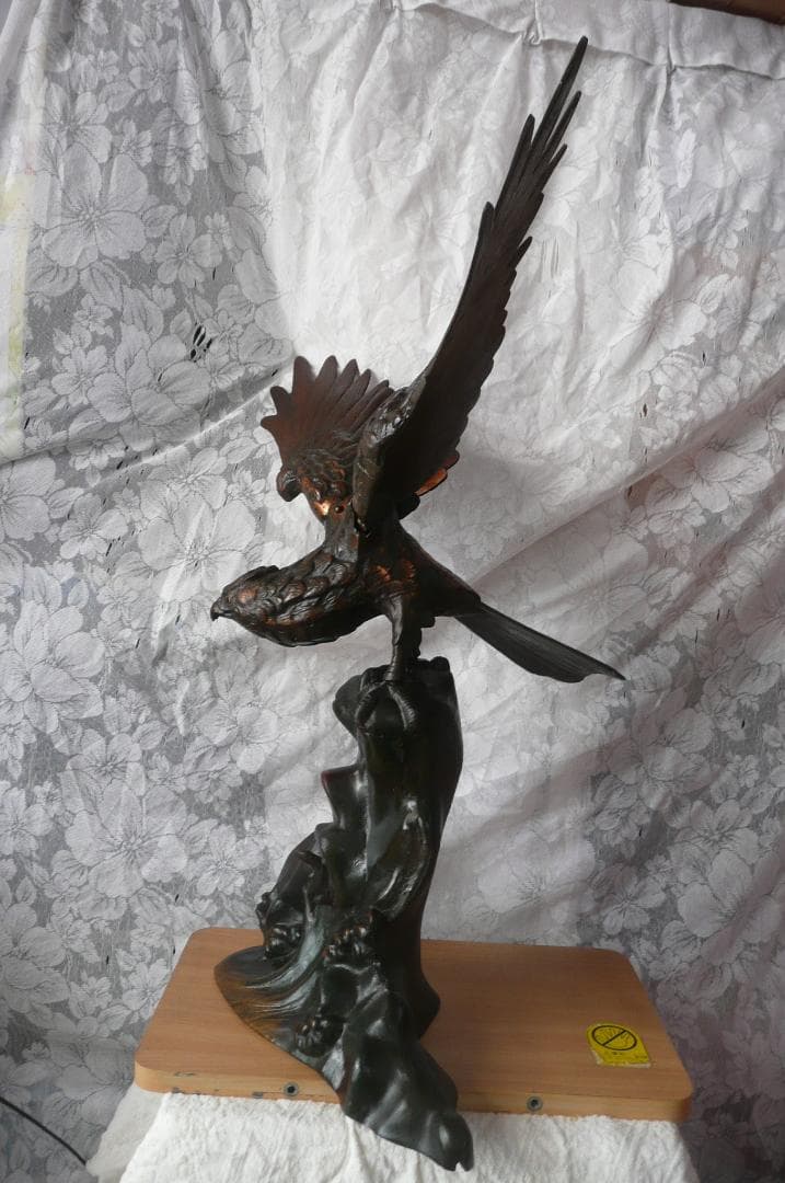 金属製、鷹鳥の置物