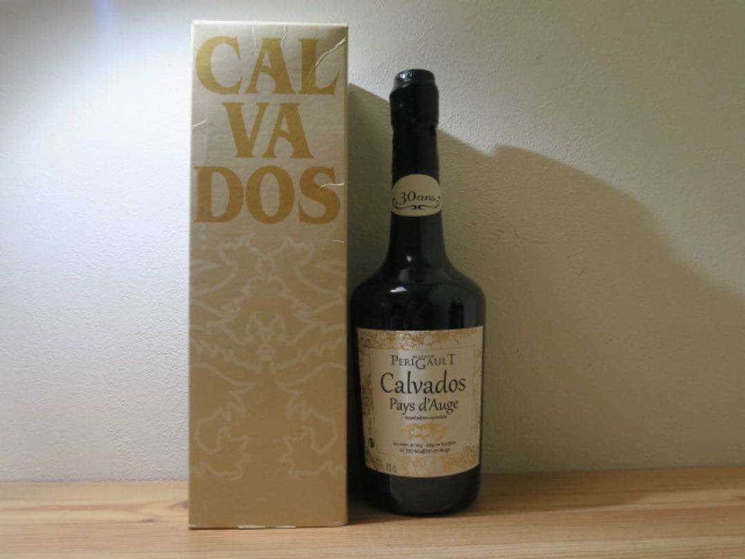 古酒 未開栓 超希少品 箱付カルヴァドス 30年40% ブランデー 700ml