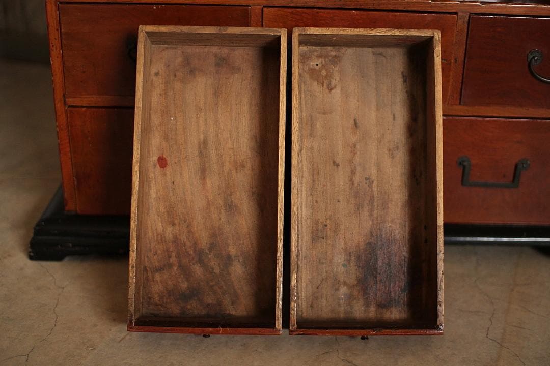 古い木製の茶箪笥　収納棚　小引き出し7杯