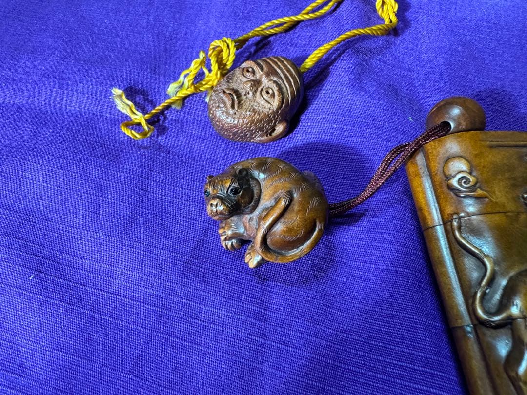 時代物　木彫　虎図　印籠根付　宏中在銘（提げま物煙管煙草入れキセル柘植前金具