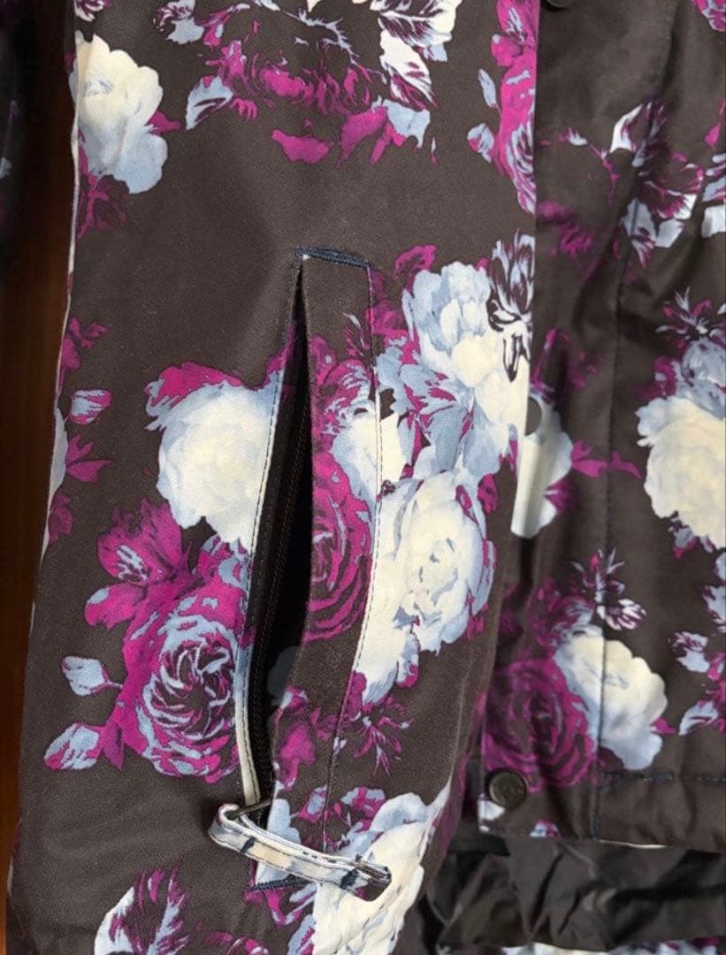 【VOLCOM】花柄スノーボードジャケット XS 防水レディース 美品