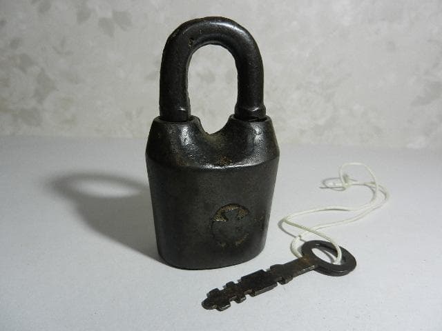 古い希少な鉄道錠前その１（ボディーに「滿鐵」マークと思われる刻印）