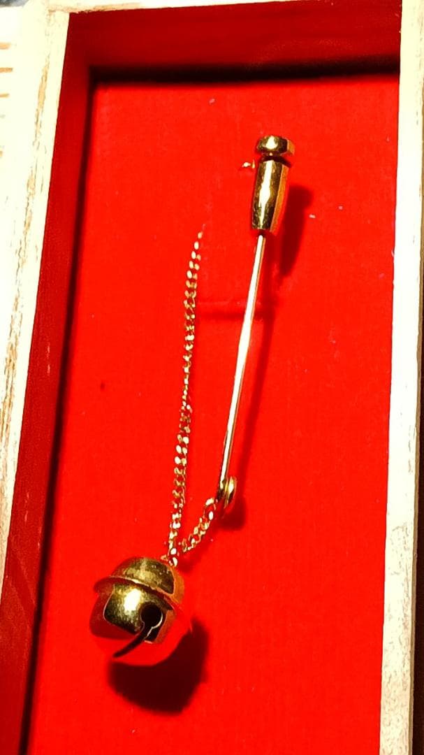 【特注一点モノ】三菱マテリアル K18金製の鈴 ピンブローチ 桐箱付