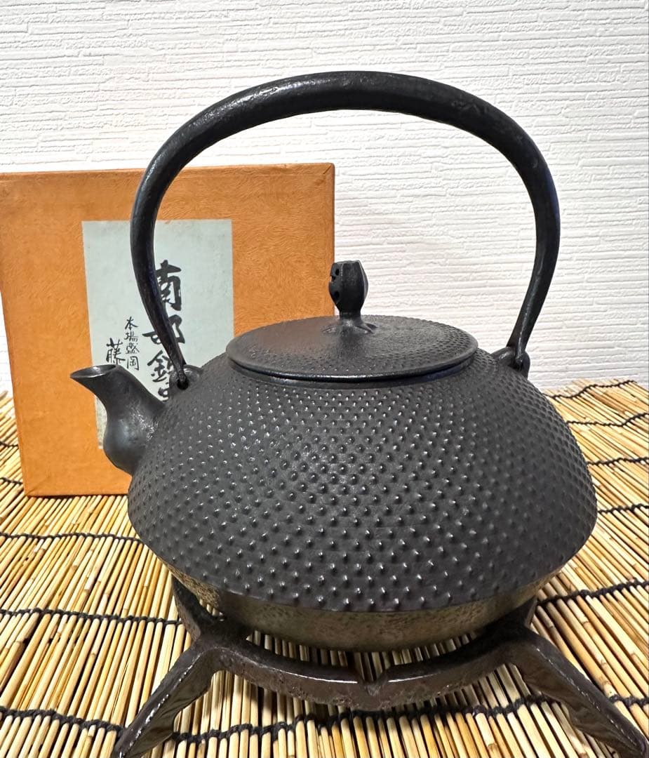 未使用品、供箱付　南部藤枝工房　藤枝 昌行作　１２型アラレ　南部鉄瓶　南部鉄器