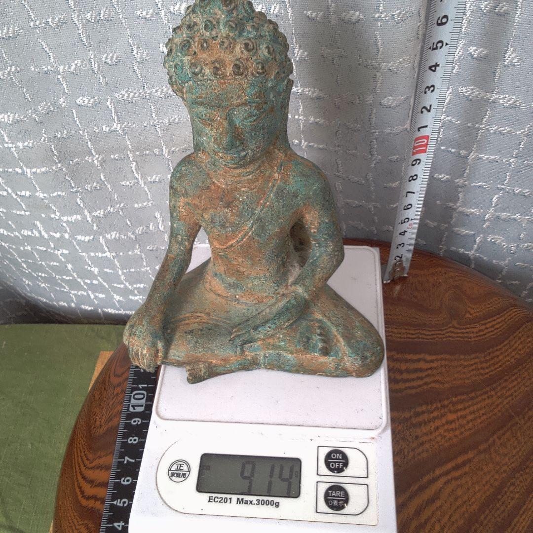 座った仏像 緑褐色 古代？