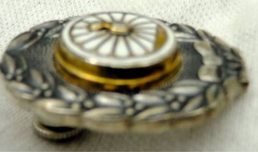 純銀刻印　菊　御紋　エマイユ　金と白　　特誂品　ビンテージピンバッジ