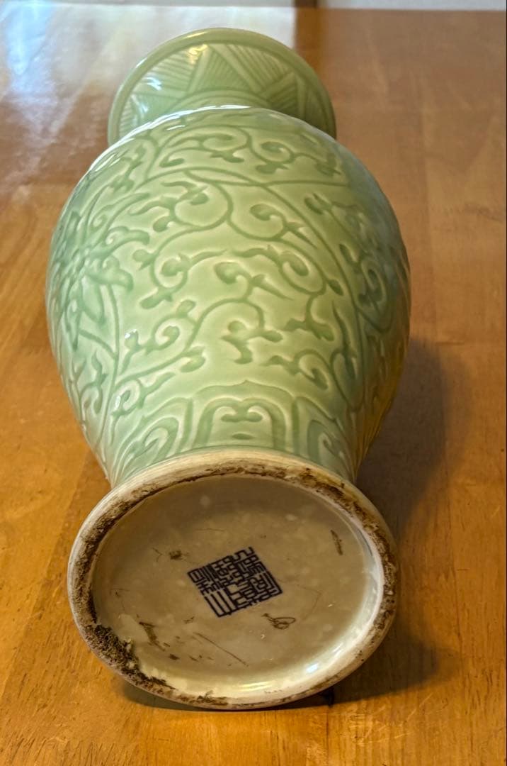 淡い緑色の彫刻模様の花瓶