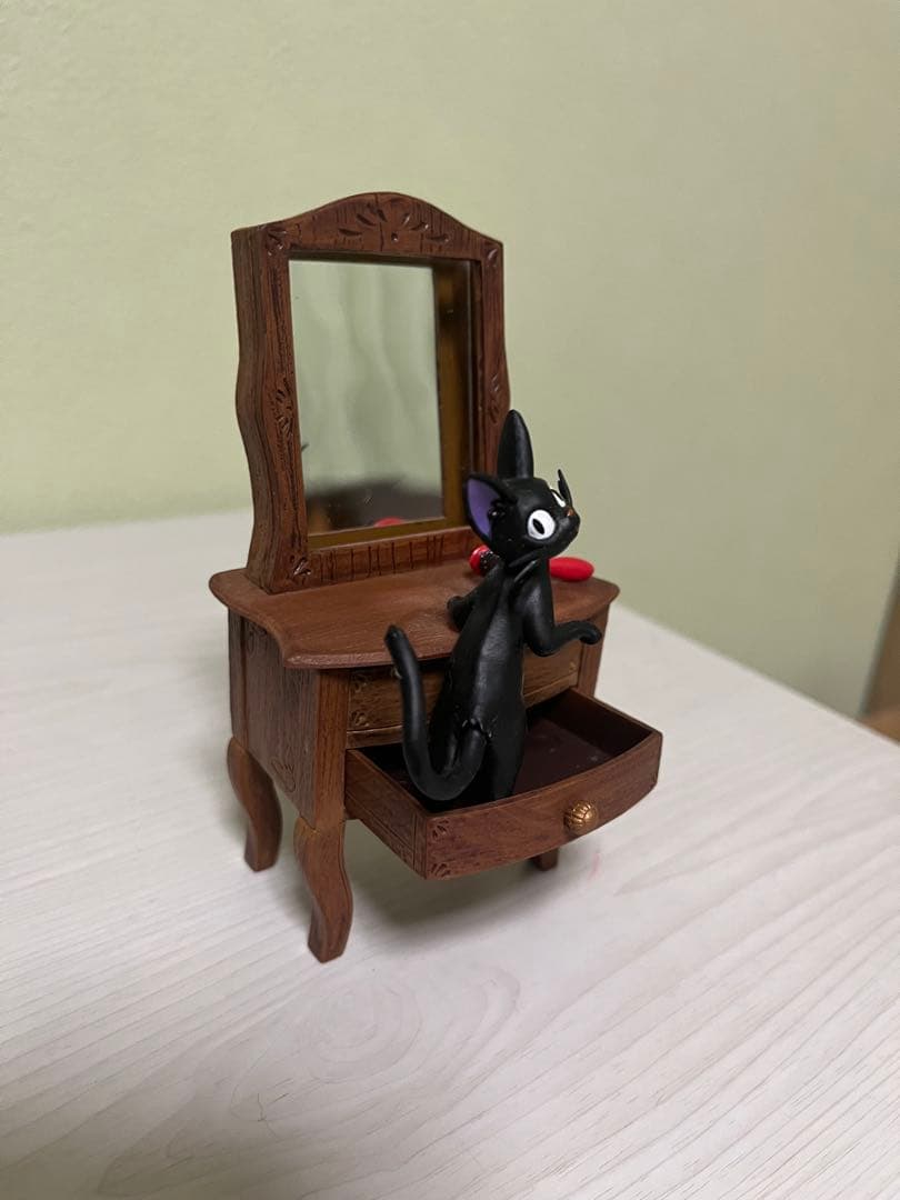 ジジ　魔女の宅急便　　カレンダー　アンティークドレッサー