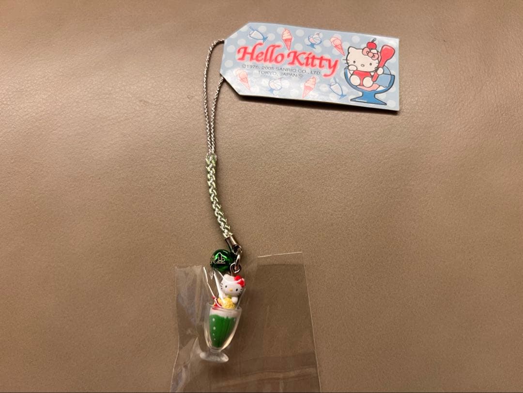 年末限定お値下げ【ご当地キティ】クリームソーダ　根付け　ストラップ