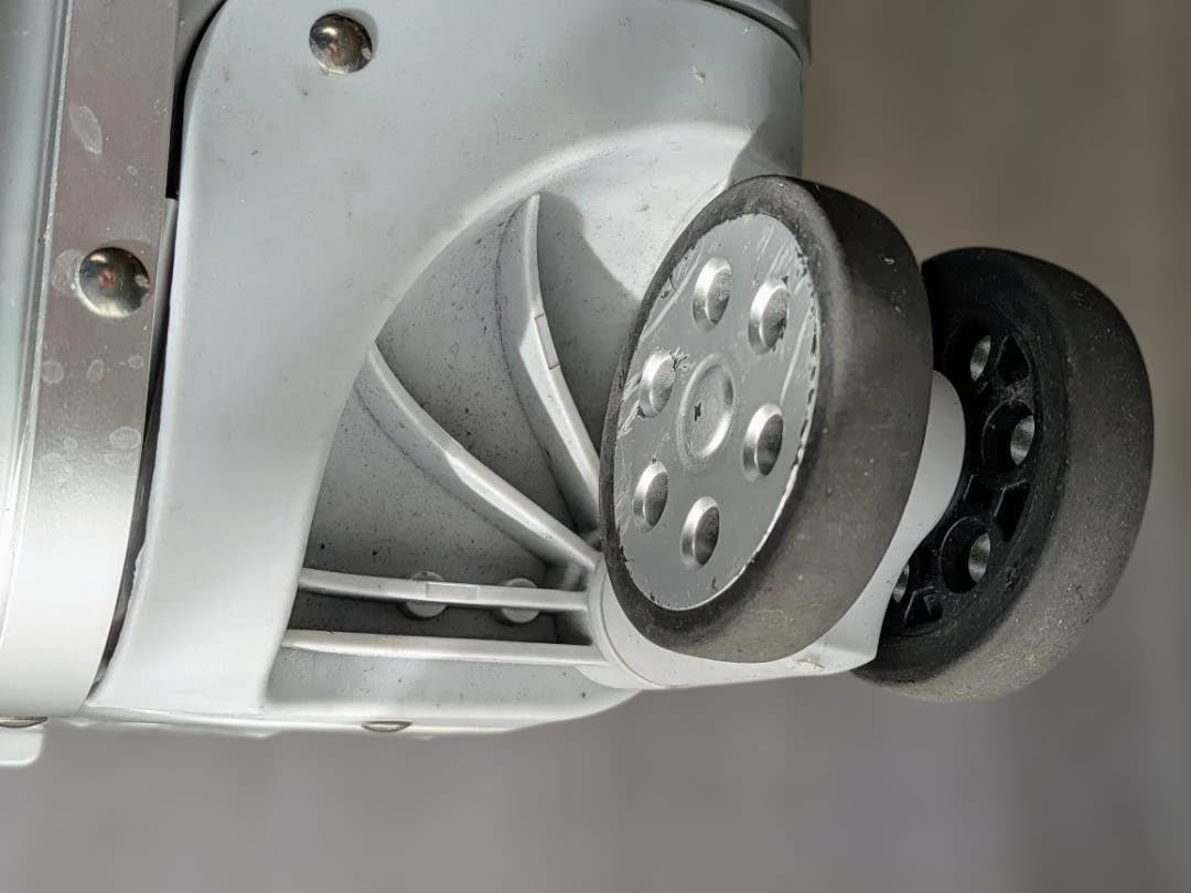 【大容量】アルミスーツケース キャリー 75〜80L TSAロック搭載 シルバー