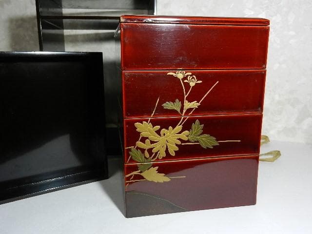 年代物の蓋付き四段重ね蒔絵菓子箪笥（蜻蛉蝶・牡丹菊蒔絵）
