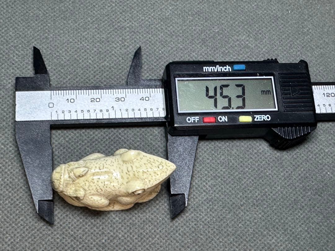 根付　カエル　古美術品　 置物　細密細工　骨董　アンティーク　彫刻 工芸品　在銘