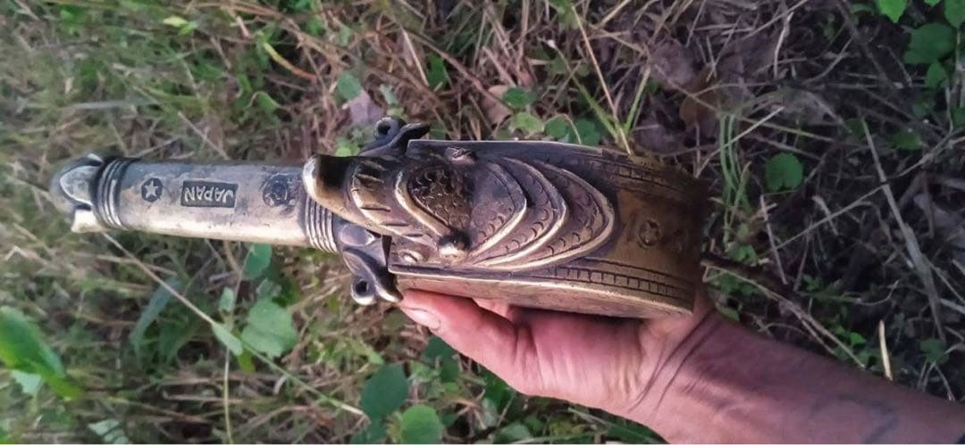 装飾的な金属製ハンドル付きコレクションアイテム