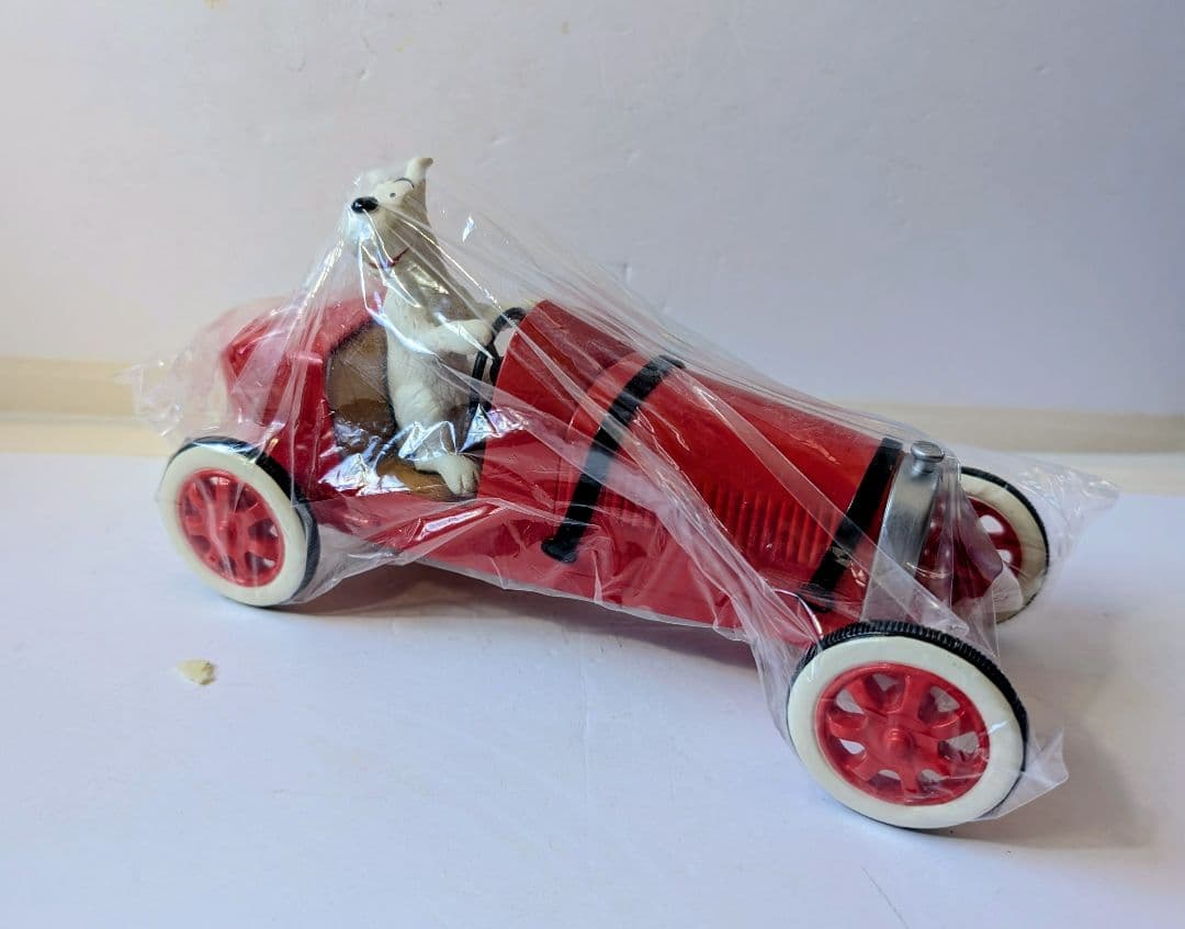 未使用〈タンタンの冒険レースカー＆スノーウィーフィギュア フランス製〉