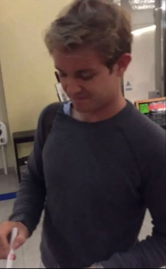 （美品）メルセデスF1 ニコロズベルグ直筆サイン入り1/2ヘルメット