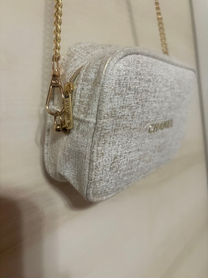 CHANEL シャネル　ホリデー限定 ノベルティ　ポーチ　ベージュ ラメ