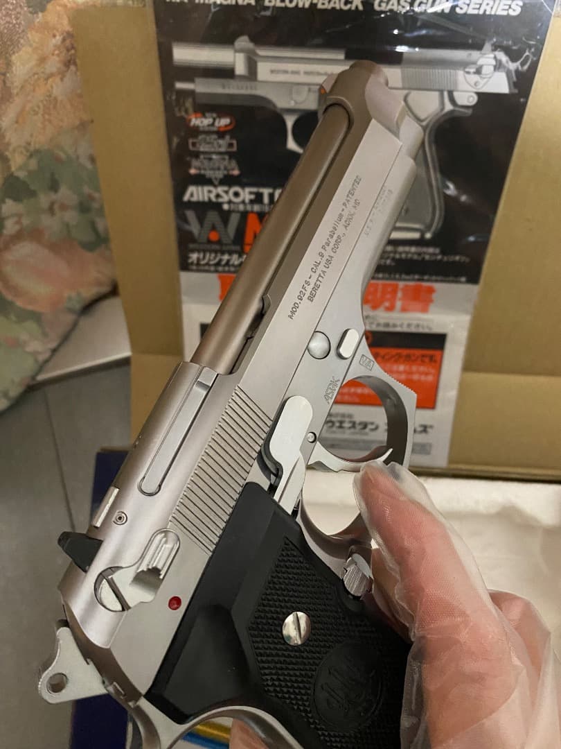 M92FS MAGNAシリーズのシルバーガスガン、リアルな外観と操作感が特徴。