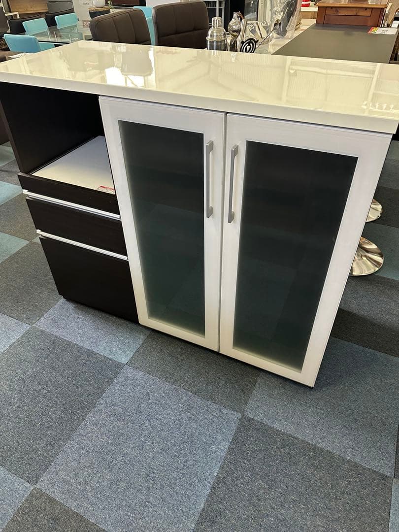 黒と白のキャビネット 収納付き