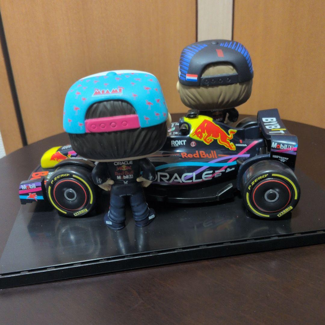 ファンコポップ　レッドブルF1レーシングカー フィギュア アクリルケース付
