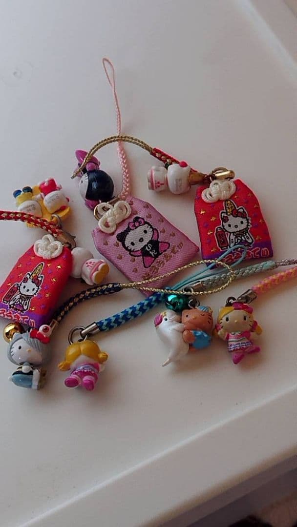 R*O様 ハローキティお守り型ストラップとキャラクター付きストラップセット150