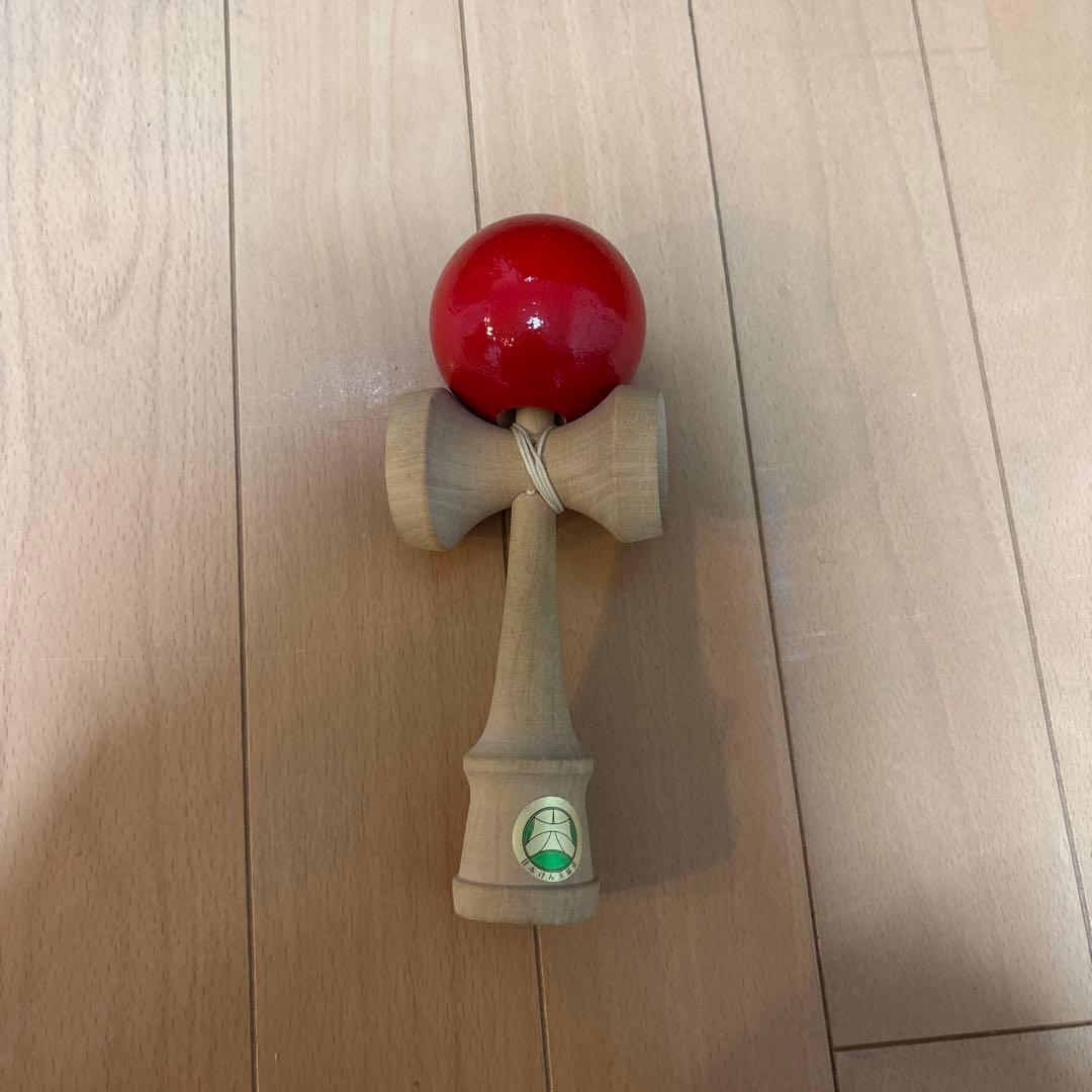 赤いボールの木製けん玉