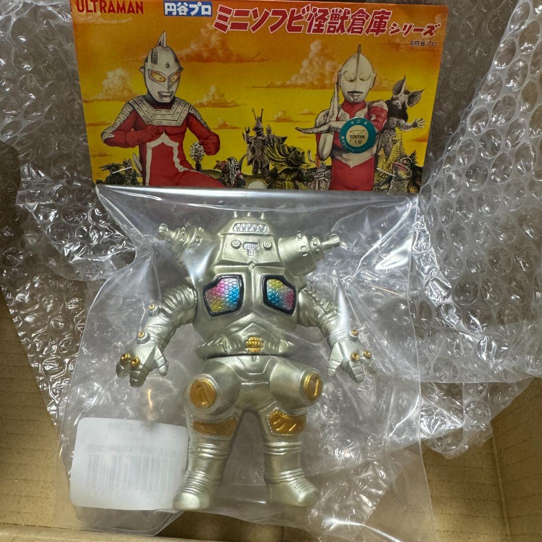 マックストイキングジョー KINGJOE シャンパンゴールド ソフビ 墓場の画廊