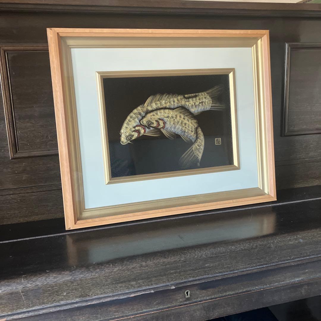 日本画。双鯉の漆絵。小西啓介作。木製フレーム付き