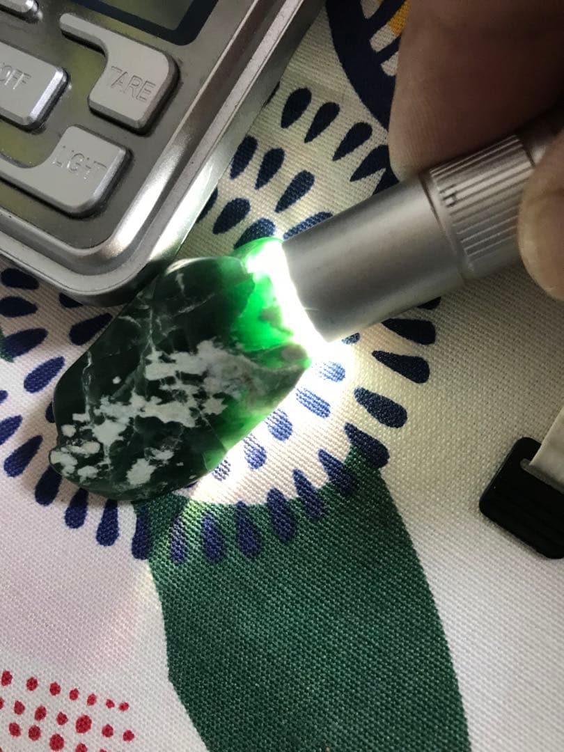 糸魚川翡翠　原石　ヒスイ