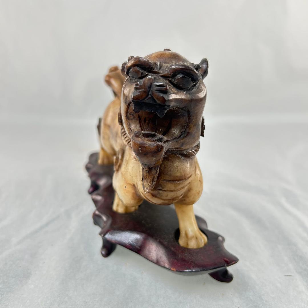 A【玉石彫刻】獅子置物 彫像 飾り物 台座付 16cm×12cm アンティーク風