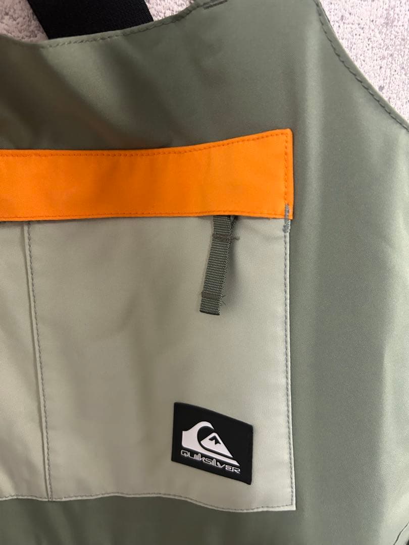 【8日まで限定お値下げ中】QUIKSILVERビブパンツMサイズレディースカーキ