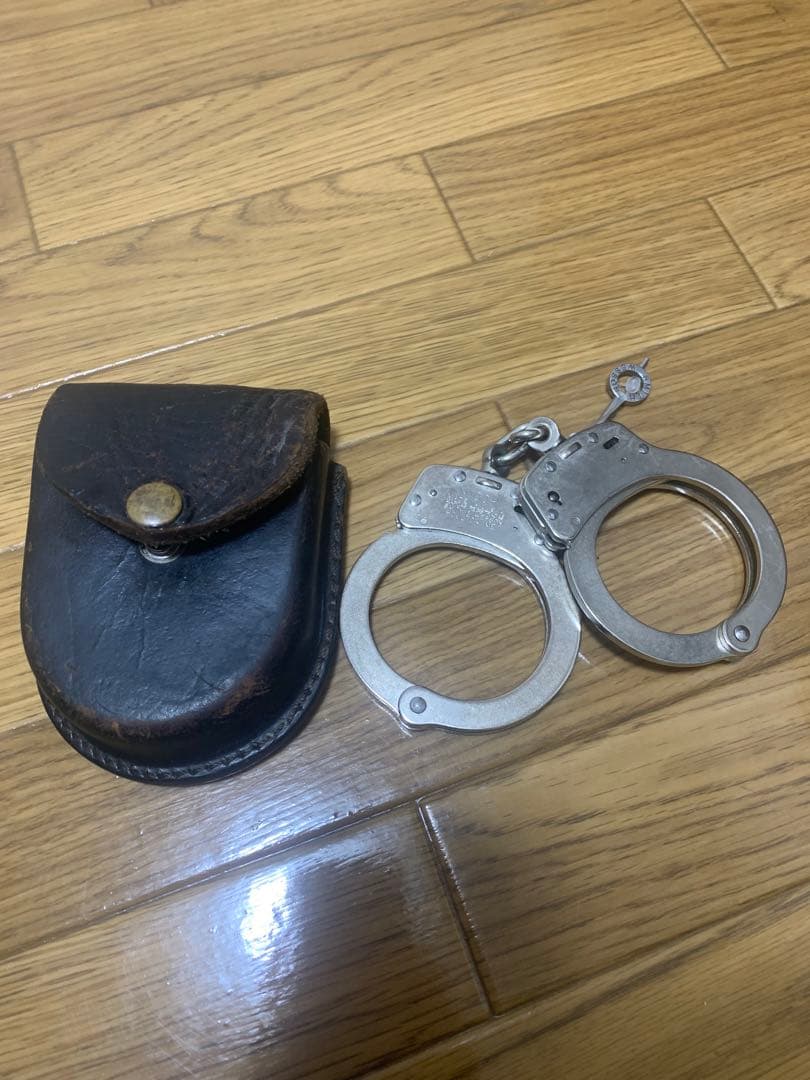 【値下げ売切Smith & Wesson M100-1手錠レザーケース付き本物