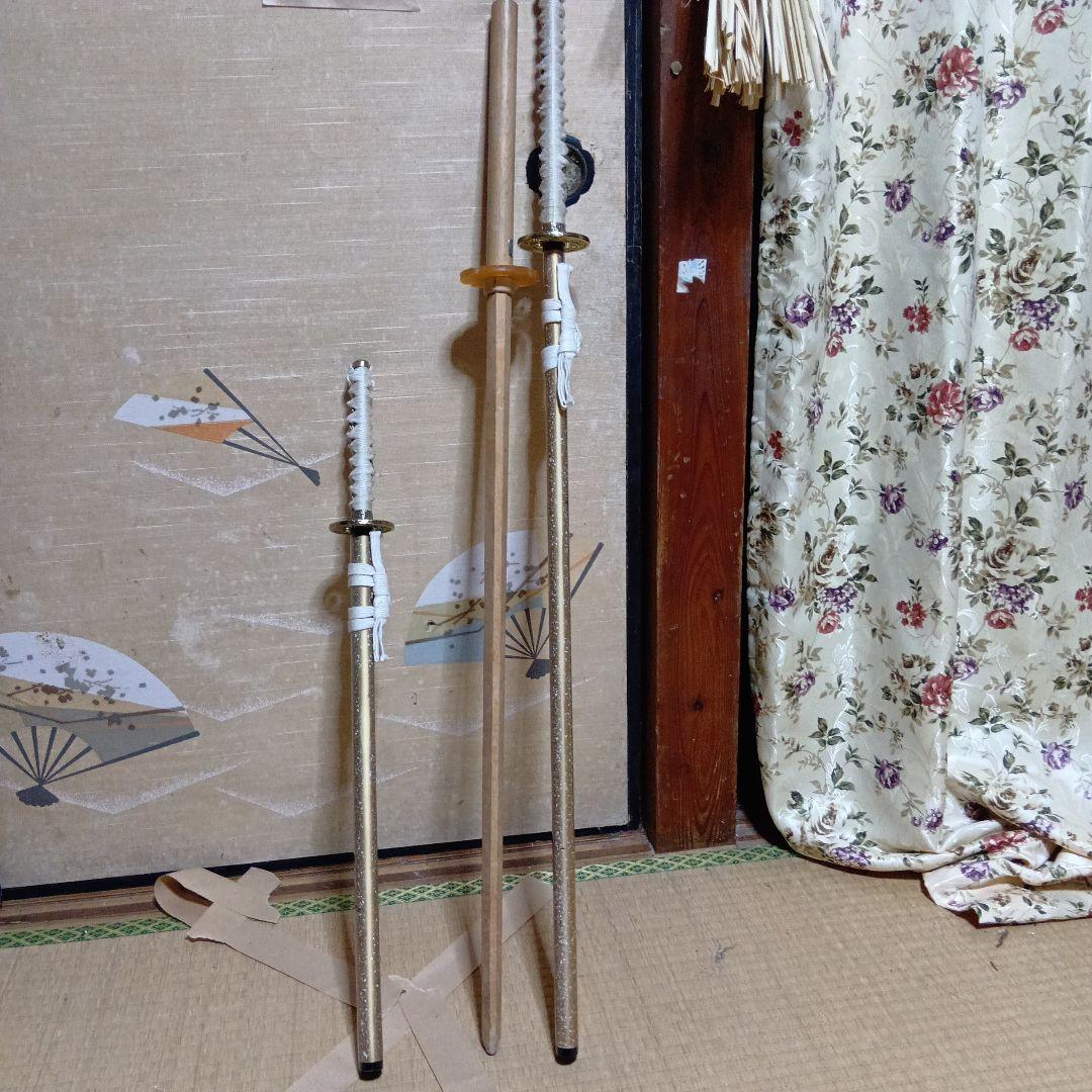 模造刀の太刀と小太刀と木刀の三本セット