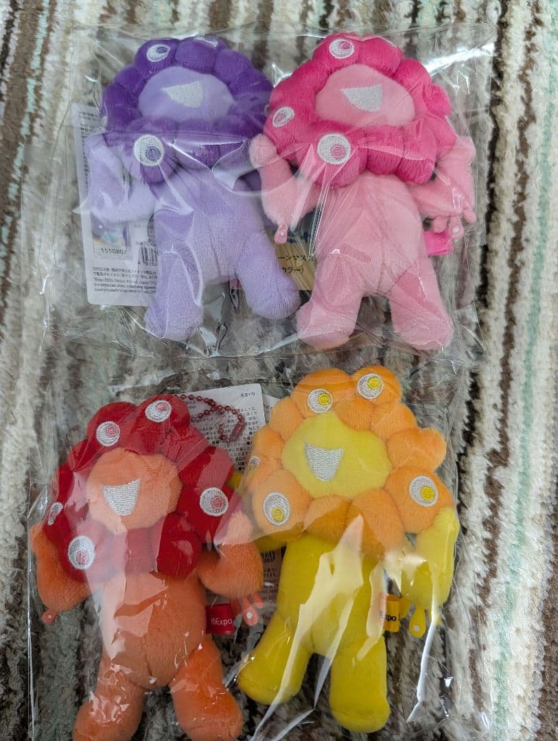 推しカラーミャクミャク　赤、黄色、パープル、ピンク　4体セット人気のパープル入り