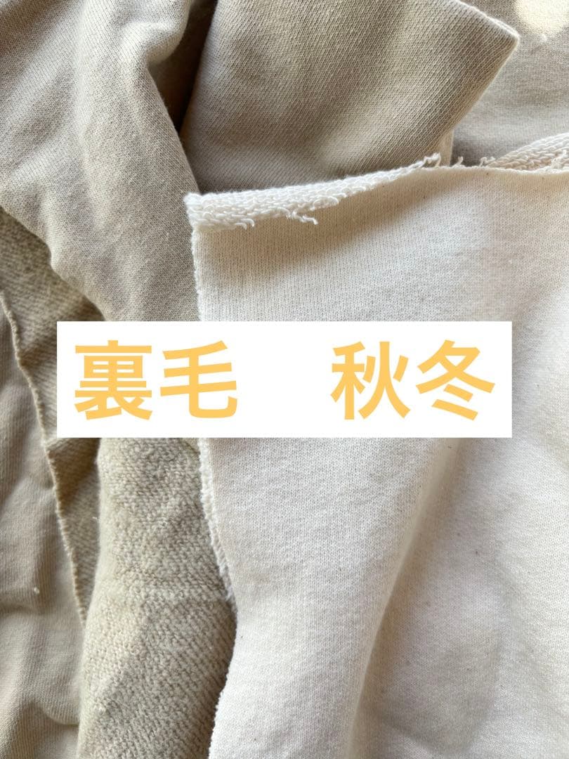 白、ベージュ、カーキ系