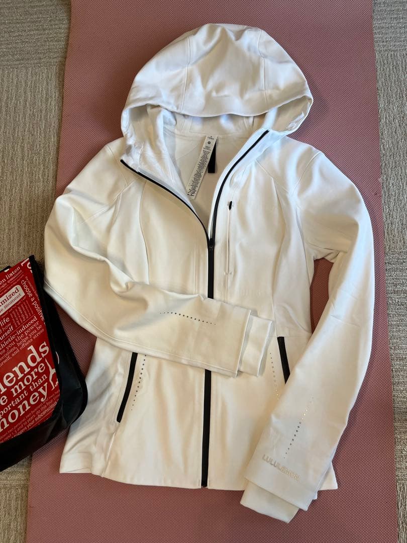 ルルレモンパーカー