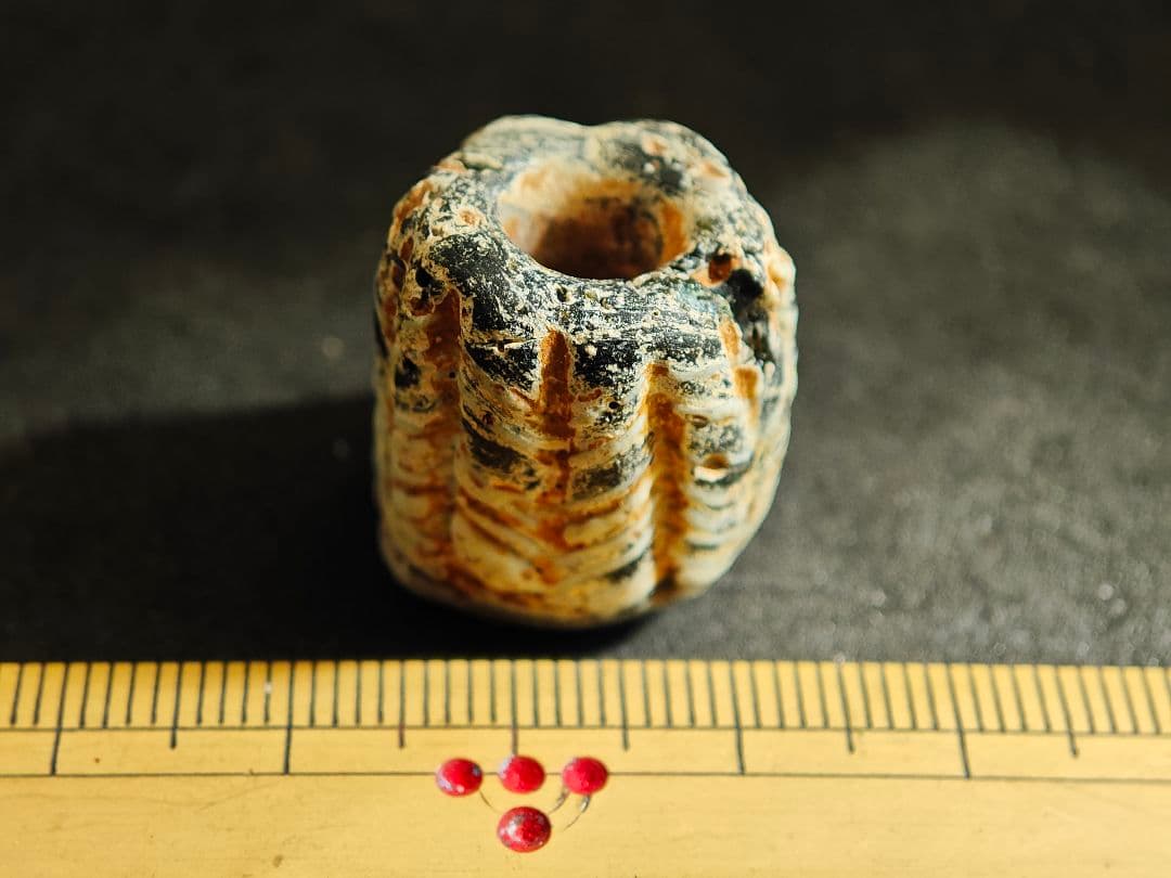 発掘ビーズ 千年前のイスラム玉 存在感大（2025081504）