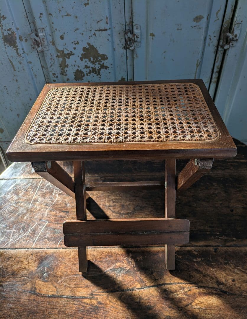 折りたたみ椅子　折りたたみスツール　飾り台　サイドテーブル　木製　レトロ　籐製